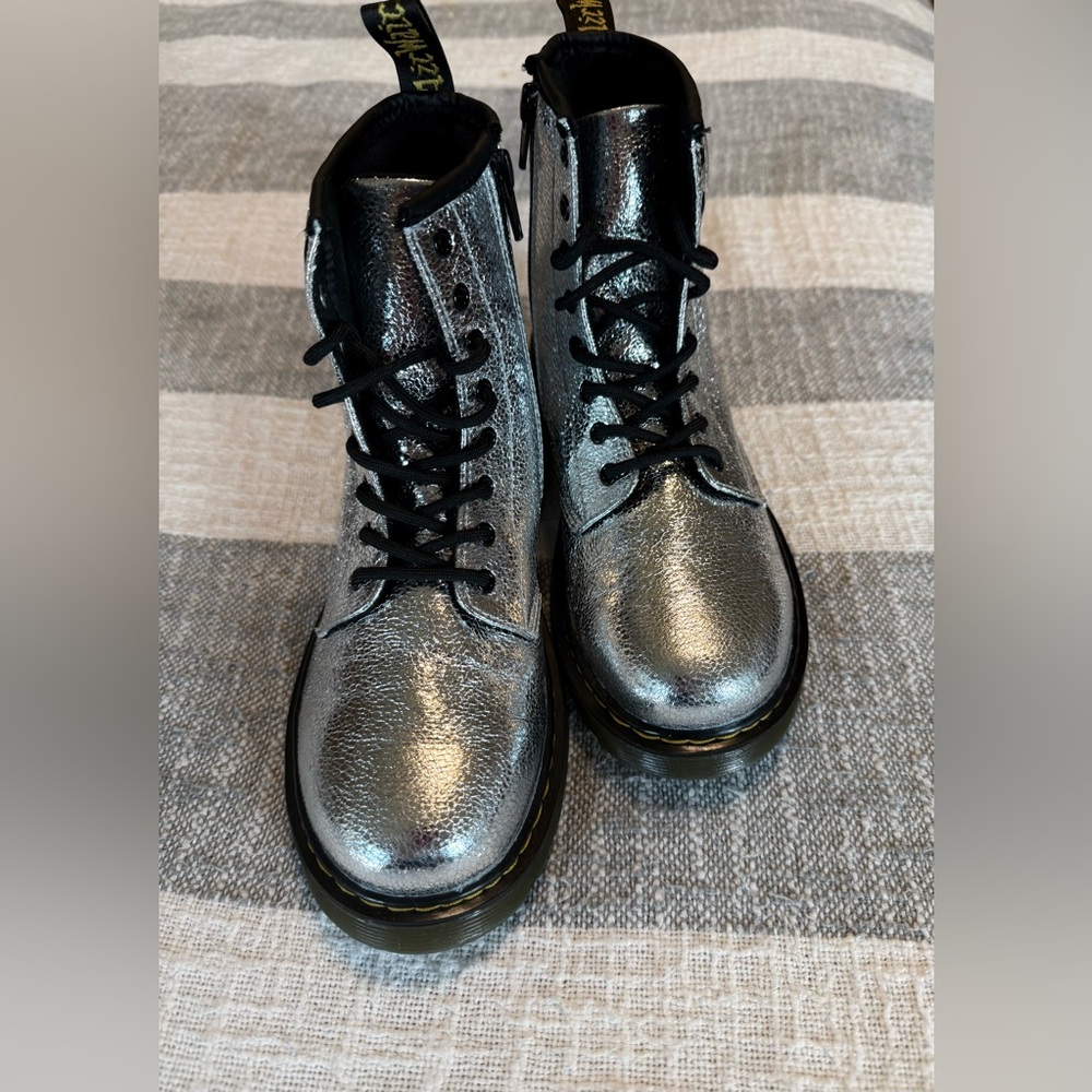 Dr Martens Jr 1460 Crinkle Silver Metallic Lace Up boots
SZ 4M - Picture 4 of 11